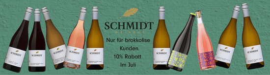 Das Bild bewirbt die Hofbäckerei Rothaus und präsentiert verschiedene Backwaren sowie deren neues Sortiment, das Bäckerhandwerk aus der Region bietet. Im Hintergrund ist das Logo der Bäckerei mit der Aufschrift "Bäckerei, Konditorei, Café, Biomarkt" zu sehen.