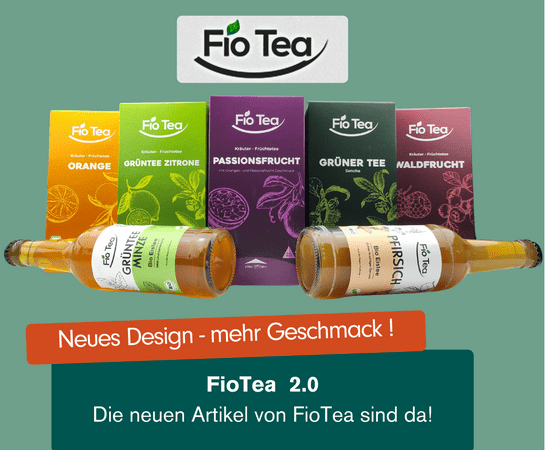 KI generiert: Das Bild zeigt eine Werbeanzeige für Fio Tea, in der verschiedene Teeverpackungen und Flaschen präsentiert werden. Der Slogan „Neues Design – mehr Geschmack!“ hebt das neue Design der Teeprodukte hervor.