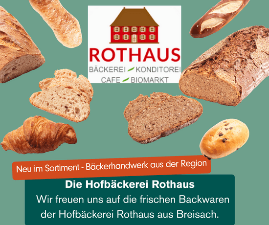 Das Bild bewirbt die Hofbäckerei Rothaus und präsentiert verschiedene Backwaren sowie deren neues Sortiment, das Bäckerhandwerk aus der Region bietet. Im Hintergrund ist das Logo der Bäckerei mit der Aufschrift "Bäckerei, Konditorei, Café, Biomarkt" zu sehen.