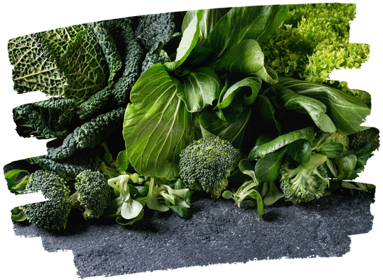 KI generiert: Frisches grünes Gemüse, darunter Wirsing, Pak Choi, Brokkoli und Salat, auf dunklem Hintergrund arrangiert.