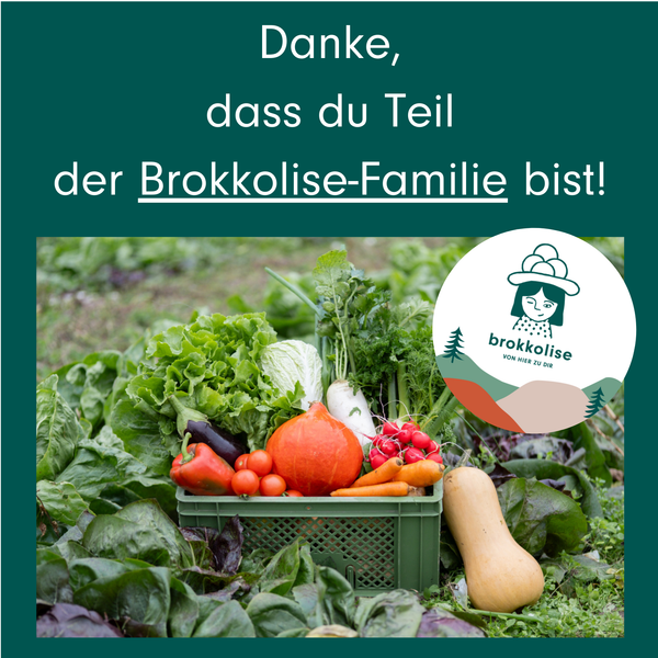 KI generiert: Ein Korb voller frischem Gemüse auf einem Feld. Text: "Danke, dass du Teil der Brokkolise-Familie bist!"