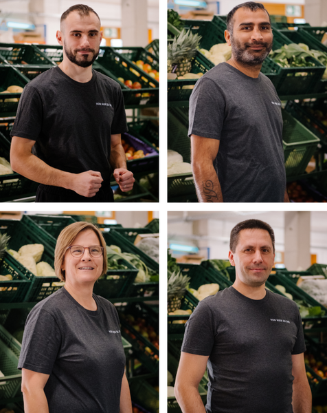KI generiert: Vier Personen in einem Obst- und Gemüseladen, tragen graue T-Shirts mit „VON HIER ZU DIR“.
