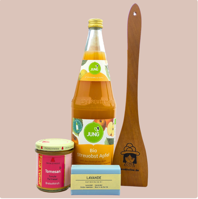 KI generiert: Bio-Produkte: Flasche Apfelsaft, Brotaufstrich, Lavendel-Seife, Kochlöffel mit Logo "Erdkrokolle.de".