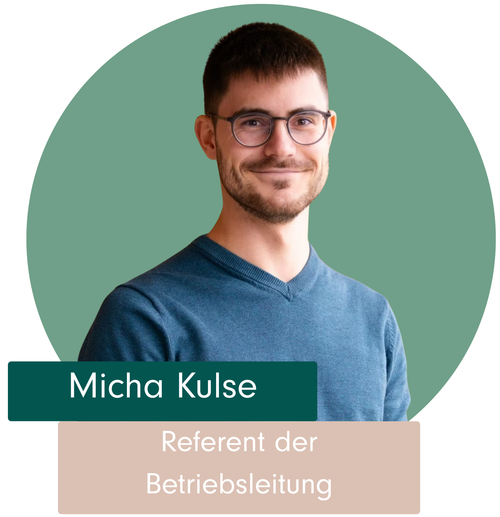 KI generiert: Ein Mann vor einem grünen Kreis. Text: "Micha Kulse, Referent der Betriebsleitung".