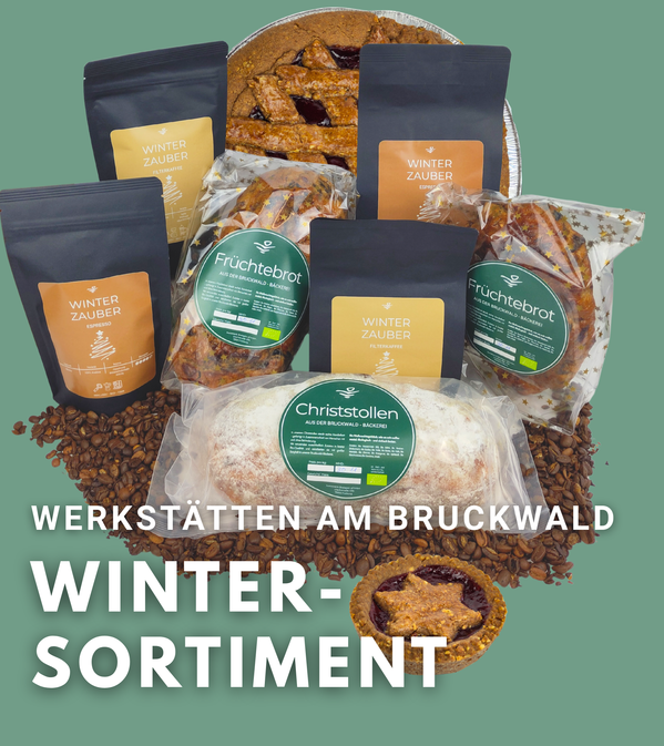KI generiert: Ein Sortiment von winterlichen Backwaren und Kaffeeprodukten. Text: "WERKSTÄTTEN AM BRUCKWALD WINTER-SORTIMENT".