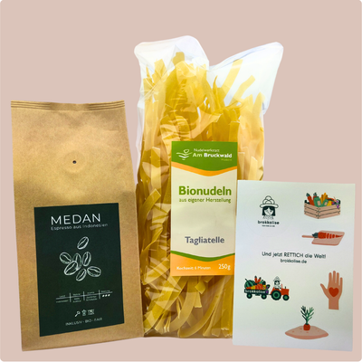 KI generiert: Espressopackung, Bionudeln und Postkarte. Text: "Und jetzt RETTICH die Welt! brokolise.de"