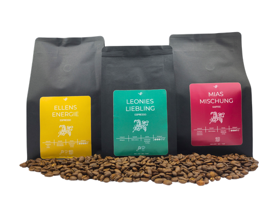 KI generiert: Drei Kaffeeverpackungen („Ellens Energie“, „Leonies Liebling“, „Mias Mischung“) auf Kaffeebohnen.