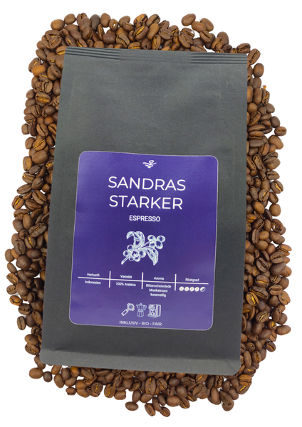 KI generiert: Kaffeepackung "Sandras Starker Espresso" umgeben von Kaffeebohnen.