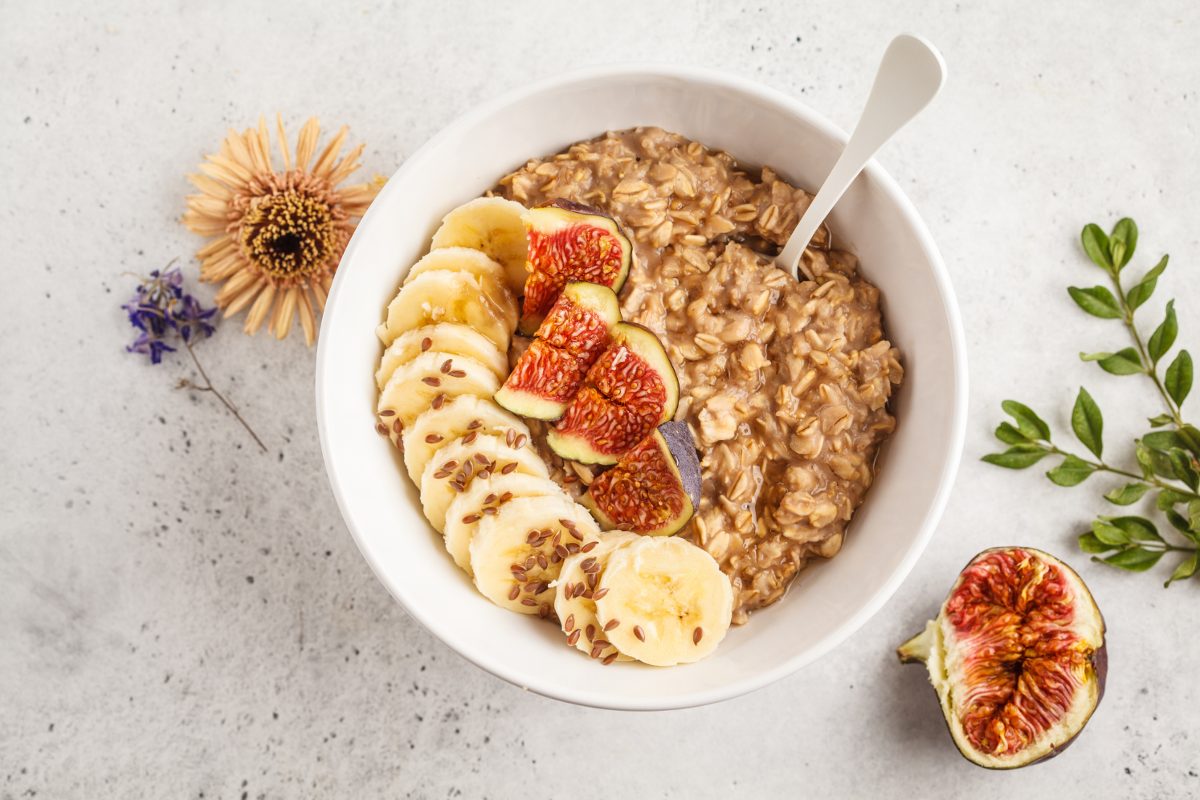 Porridge mit Feigen und Bananen
