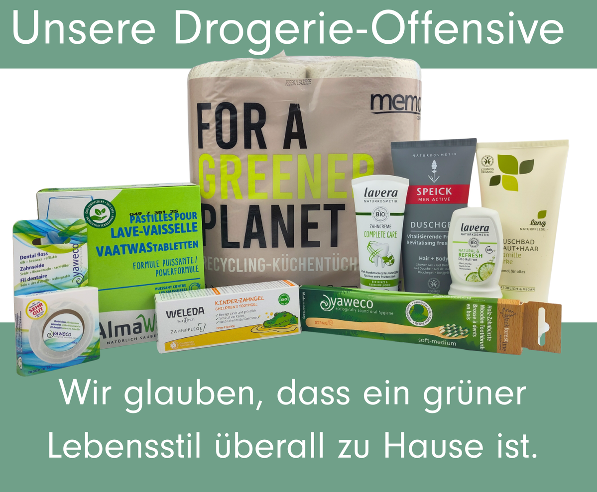 KI generiert: Produkte für einen umweltfreundlichen Lebensstil vor einer Stofftasche. Text: "Unsere Drogerie-Offensive...".