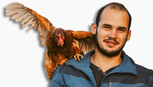 KI generiert: Ein Mann lächelt, während ein Huhn auf seiner Schulter sitzt.